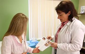 Dr Berbari consultant une brochure avec une patiente